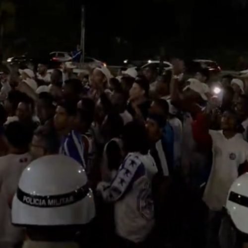 Clima tenso na Arena Fonte Nova: torcida do Esporte Clube Bahia protesta após derrota