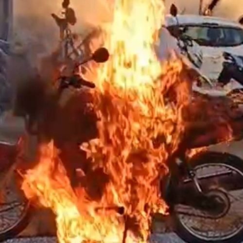 Sem CNH, homem perde o controle em blitz, incendeia moto e acaba preso em Feira de Santana