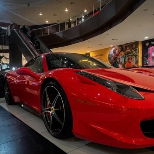 Exposição gratuita reúne carros clássicos, esportivos e modelos de luxo até este sábado (15)