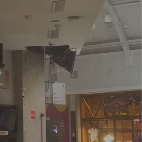 Devidos as fortes chuvas parte do teto do Shopping Iguatemi cai