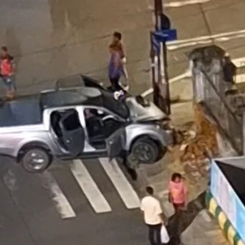 Fuga suspeita após batida levanta revolta: motorista abandona carro e sai correndo