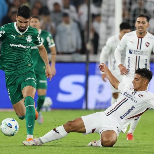 O jogador Flaco López, da SE Palmeiras, disputa bola com o jogador da Liga Desportiva Universitaria, durante partida válida pelas semi final, ida, da Copa Libertadores, no Estádio Rodrigo Paz Delgado. (Foto: Cesar Greco/Palmeiras/by Canon)