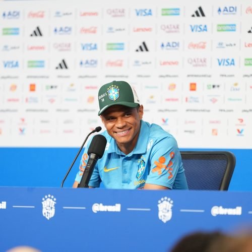 Em alta na Seleção, Douglas Santos quer manter fase e alegrar o Brasil