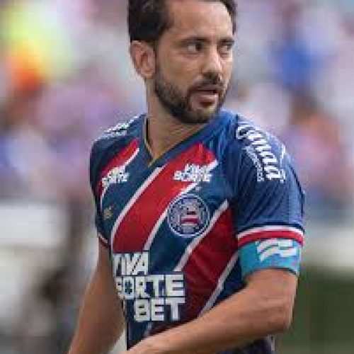 Meia tricolor renova com Bahia até dezembro de 2026