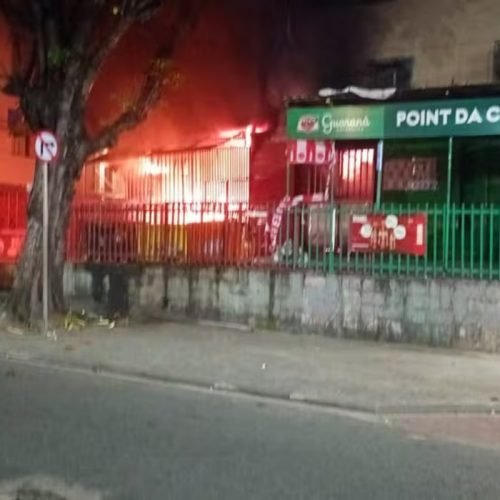 Depósito é destruído após incêndio na Barra