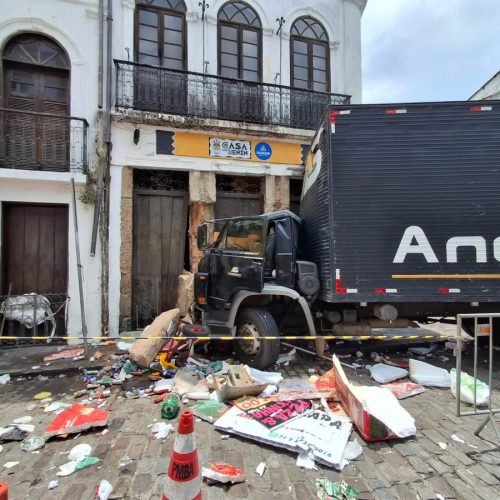 Caminhão desgovernado quase causa uma tragédia no pelourinho