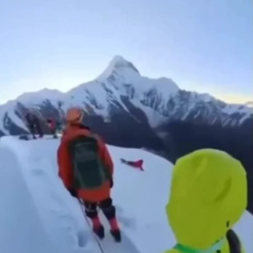 Turista morre ao escorregar tentando tirar selfie em montanha na China