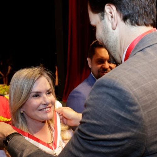 Presidente da ALBA Ivana Bastos recebe a mais alta honraria da Assembleia de Minas Gerais