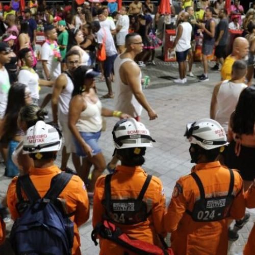 Carnaval: Batalhão Marítimo dos Bombeiros alerta para riscos da combinação bebida e mar