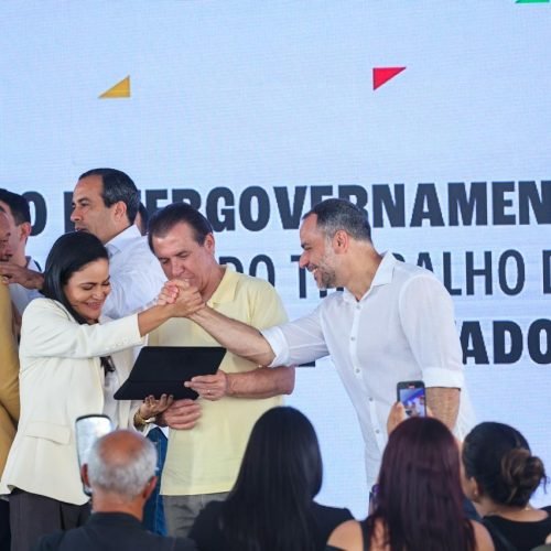 Senador Wagner faz afago ao prefeito Bruno Reis em evento