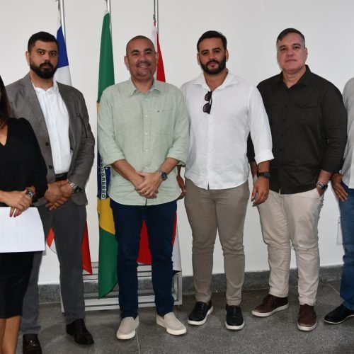 Gustavo Carmo assina protocolos de instalação de duas empresas em Alagoinhas