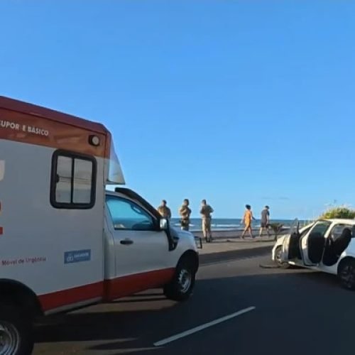 Condutor derruba poste na orla e deixa uma pessoa ferida