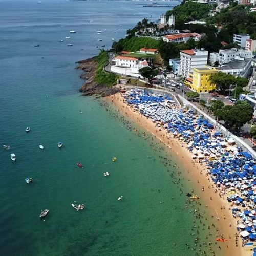 Prefeito Bruno Reis sanciona lei delimita fim de instalação antecipada de kits de praia no Porto da Barra