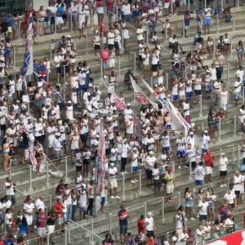 Torcida do Bahia protesta na Arena Fonte Nova neste sábado (28)