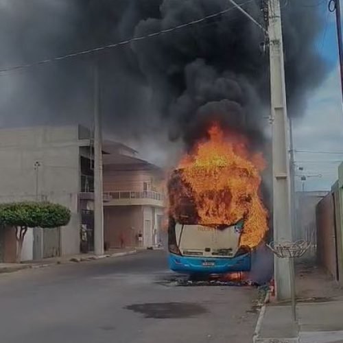 Ônibus pega fogo em Ibotirama