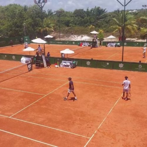 Costa do Sauipe se posiciona sobre os boleiros durante o Open