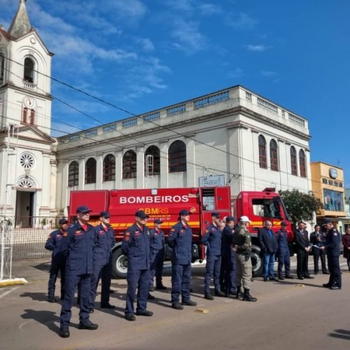 Jerônimo participa de homenagem a bombeiros baianos que atuaram nas enchentes do Rio Grande do Sul