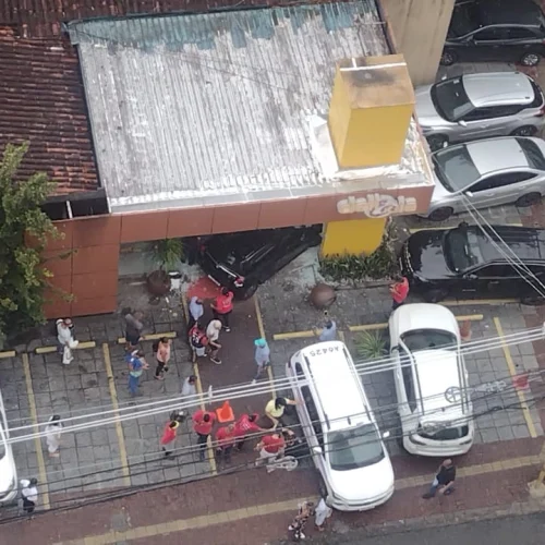 Carro invade na padaria na Graça