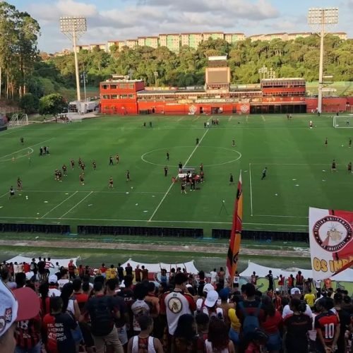 Torcida do Vitória incentiva e apoia treino no Barradão antes do Ba-Vi