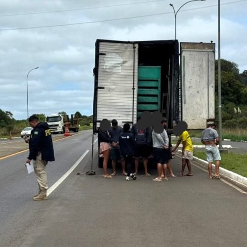 PRF flagra trabalhadores sendo transportados em baú de caminhão na BR-282