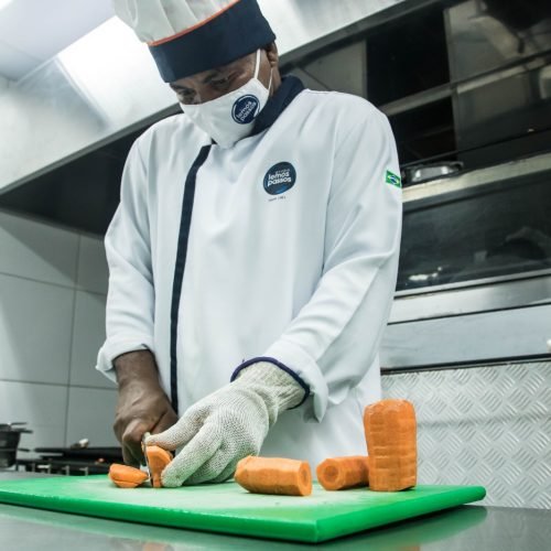 Mais de 800 mil refeições por mês: a rotina de um refeitório para trabalhadores