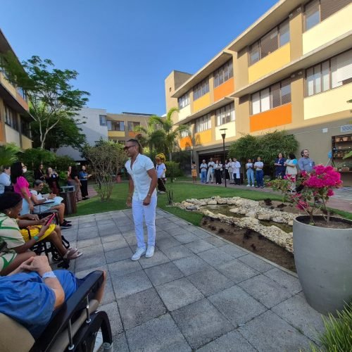 Vocalista da Timbalada animou a tarde de pacientes em cuidados paliativos e reabilitação com o projeto “Música que cura”