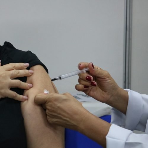 Sesab disponibilizará vacinas na assinatura de ordem de serviço para construção de maternidade em Lauro de Freitas