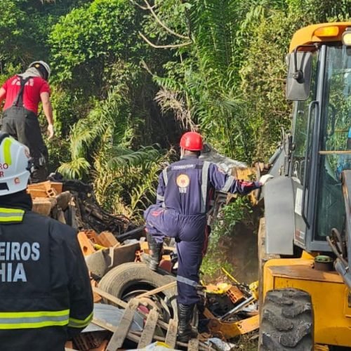 Bombeiros de Alagoinhas retiram vítima que ficou presa às ferragens após acidente veicular