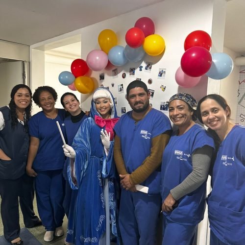 Hospital Estadual 2 de Julho promove ação lúdica com visita da Fada Madrinha às enfermarias pediátricas
