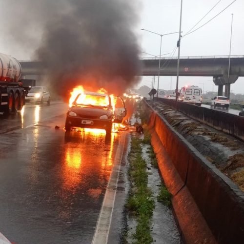 PRF atende ocorrência de incêndio em veículo na BR-324, em Simões Filho (BA)