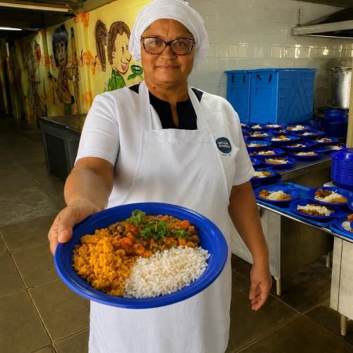 Merendeira de escola municipal de Lauro de Freitas é finalista de concurso nacional do FNDE; votação popular segue aberta até 30 de maio