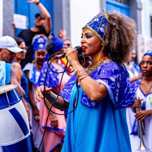 Tambor conduzido por mulheres: Filhas de Gandhy levará 60 baianas, 60 percussionistas e 150 dançarinas à avenida