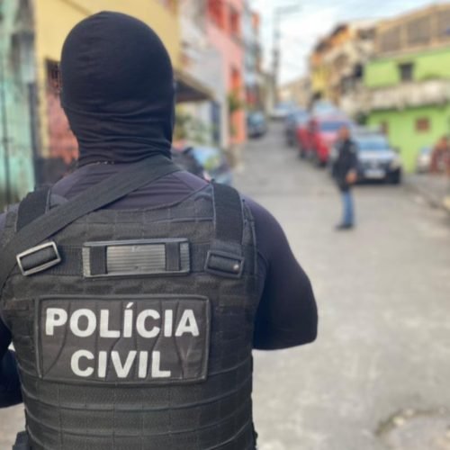 Homem é preso em flagrante por injúria, ameaça e agressão contra companheira em Camaçari