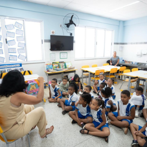 Prefeitura propõe reajuste do piso dos professores e cria bolsa para alunos da EJA