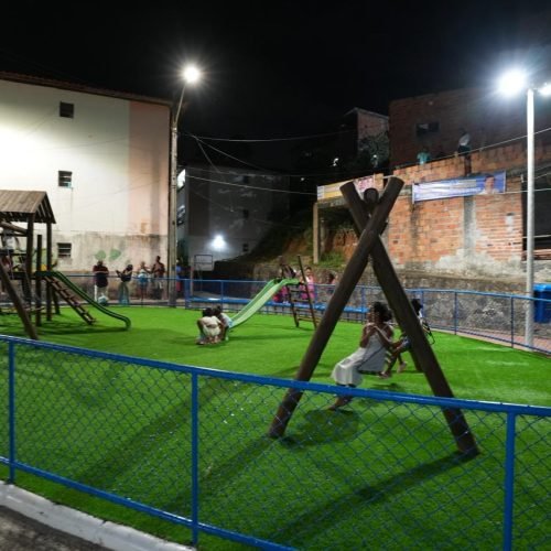 Prefeitura realiza entrega de  praça requalificada em Cajazeiras VIII