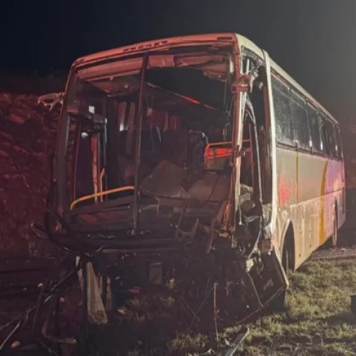 Grave acidente com ônibus deixam quinze pessoas feridas