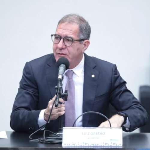 Comissão adia votação da PEC que reduz jornada para 40h e mantém 6×1