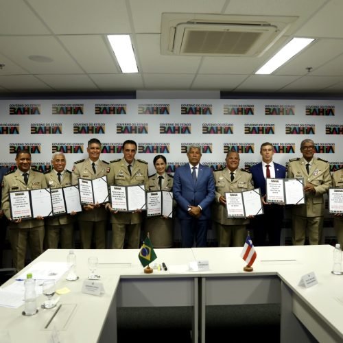 Governador assina 130 promoções e PMBA faz história com primeira mulher coronel da corporação