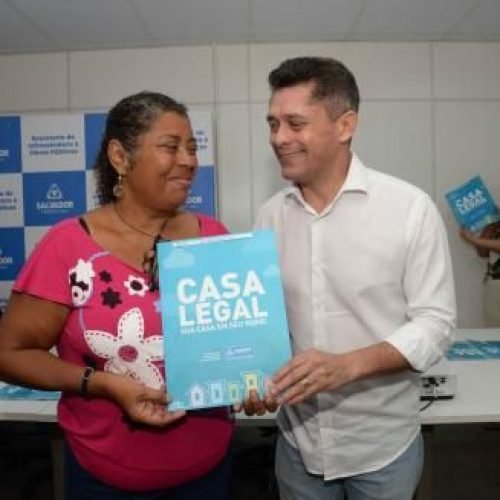 Prefeitura realiza entrega de escrituras de imóveis por meio do programa Casa Legal