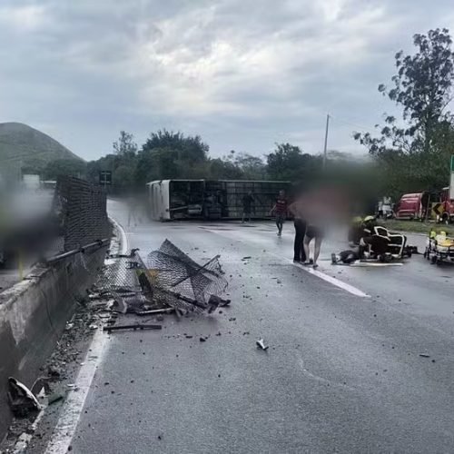 Ônibus com torcedores do flamengo tomba Rodovia Presidente Dutra