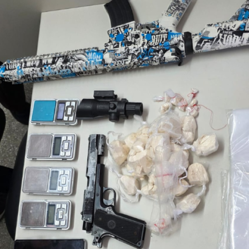 Suspeitos de tráfico são presos com replica e drogas no Uruguai