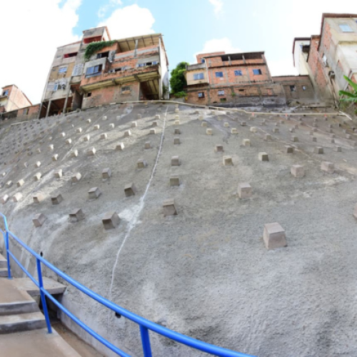 Nova contenção de encosta é inaugurada no Garcia e amplia proteção em área de risco