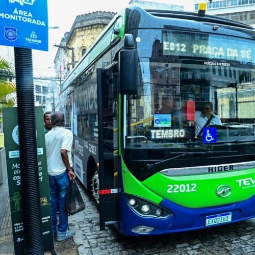 Ônibus 100% elétrico agrada passageiros e reforça mobilidade sustentável no Centro Histórico