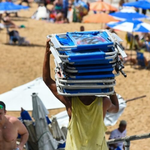 Fiscais intensifica fiscalização da nova lei dos kits de praia no Porto da Barra