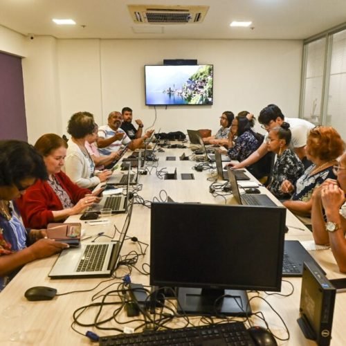 Hub Salvador realiza curso gratuito de informática para idosos com foco em autonomia digital