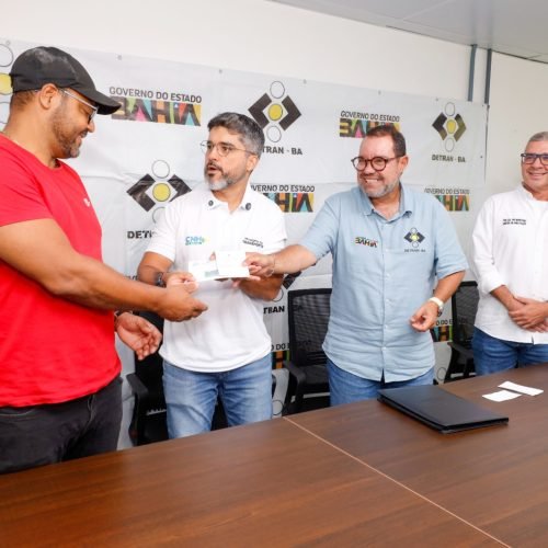 Bahia entrega primeira CNH do Brasil emitida no estado