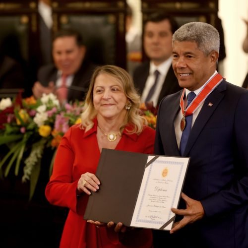 Governador Jerônimo Rodrigues recebe homenagem durante abertura do XVII Consepre