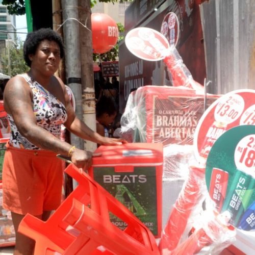 Ambulantes do Circuito Barra-Ondina começam a receber kits e cartão de transporte gratuito para o Carnaval