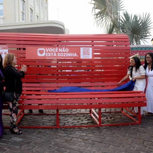 Prefeitura instala Banco Vermelho como símbolo de combate à violência contra a mulher