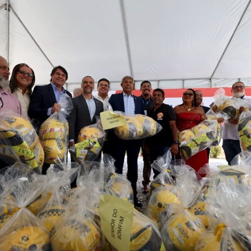Governador Jerônimo entrega mais de 200 certificados, kits de proteção e bags para mototaxistas e motofretistas da Bahia